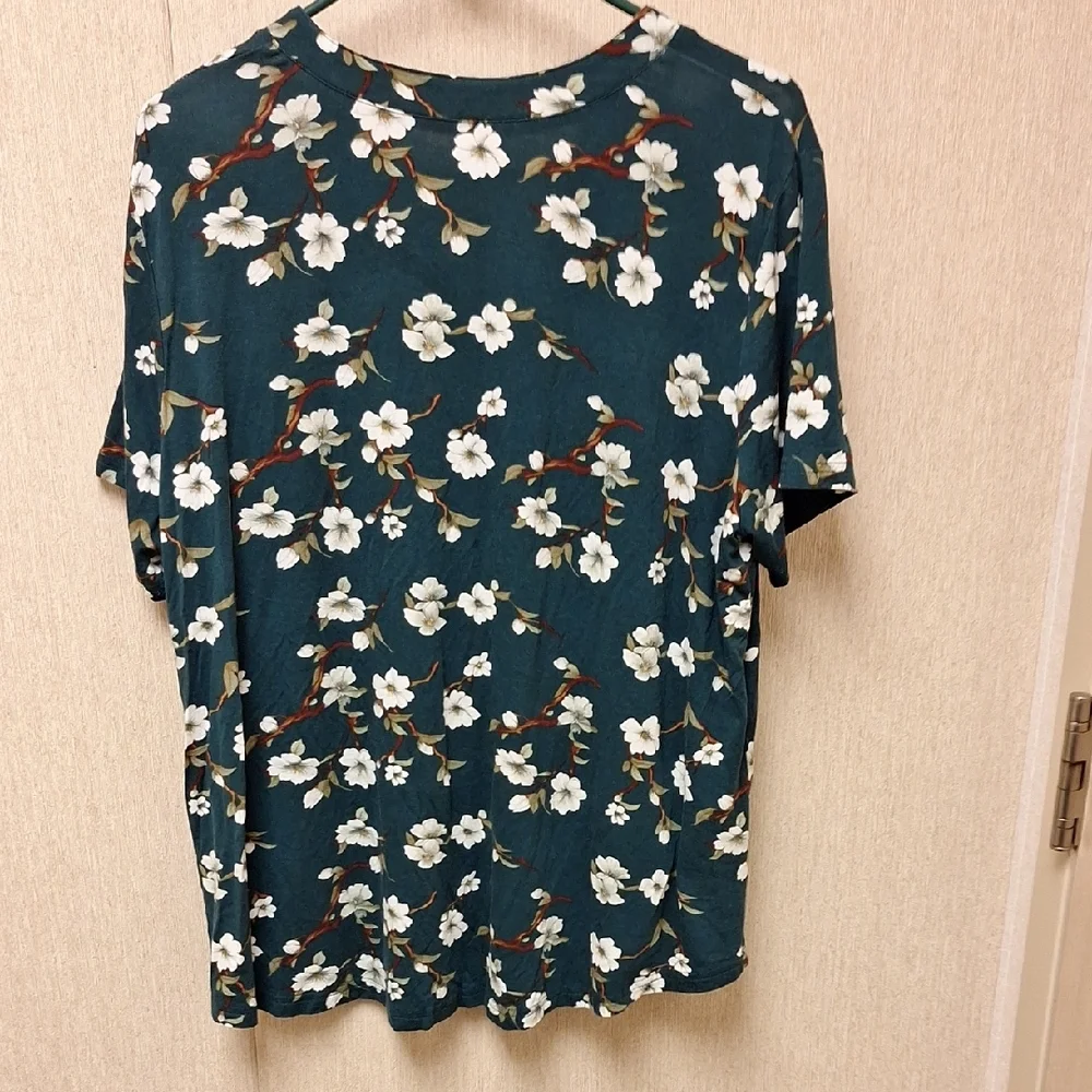 Floral V-Neck Blouse in Green - Picture 5 of 7